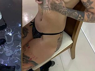 ninfetinha safada com piercing no peito leva rola