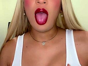 Jalándome la polla siendo transexual pequeña