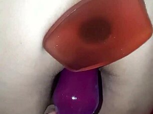 a safada experimentou um brinquedo novo na buceta mas queria arrombar o cu e exibir o buraco frouxo.