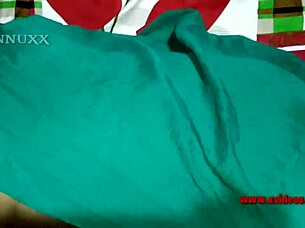 Desi Girlfriend's Pussy Fucked Closeup!