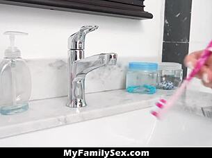 Blond stepsis Emma Bugg nie może nawet szczotkować gdy stepbro ssie jej dolne usta - myfamilysex