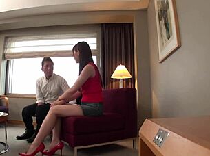 Японска закръглена модел с големи естествени цици на кастинг