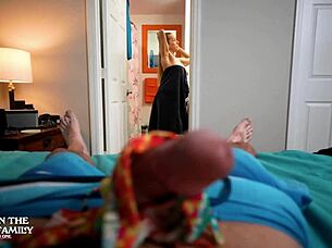 Saw styvmamman i bikini på semestern? Hon blev kåt och hjälpte mig spruta med deepthroat och anallek