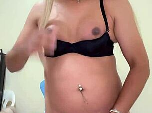 Jalándome la polla siendo transexual pequeña