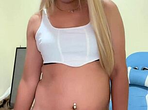 Jalándome la polla siendo transexual pequeña