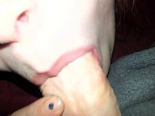 18-godišnjakinja prima kurac u usta i gutlja spermu