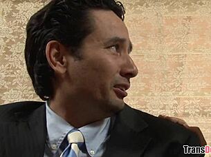 טרנסי בייביסיטר איימי דיילי מנחמת ילד עצוב