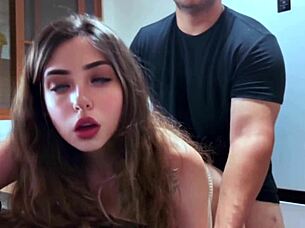 Follando en Cocina con Padrastro Duro Haciendo Cornuda a Mami y Disfrutando de Polla Madura Hablando en Español