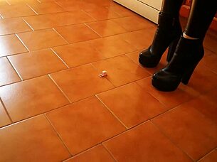 What's In This ER Preview With Tall Slave In Heels?