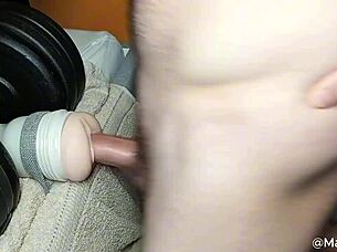 Fuck that wet hole 😈