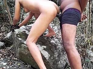 sexo espectacular en el monte le llenan el co�o de leche a esta negrita