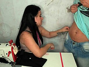 costureira fica excitada ao ver ere��o do cliente