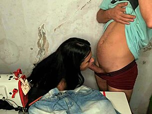 costureira fica excitada ao ver ere��o do cliente