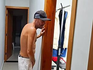 Flagrei Minha Meia-Irmã Se Masturbando