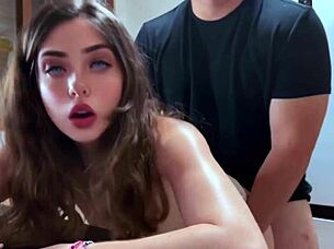 Follando en Cocina con Padrastro Duro Haciendo Cornuda a Mami y Disfrutando de Polla Madura Hablando en Español