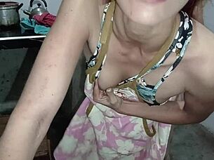 empleada del hogar espera a su jefe sin ropa interior lista para desestresar