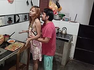 empleada del hogar espera a su jefe sin ropa interior lista para desestresar