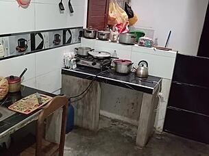 empleada del hogar espera a su jefe sin ropa interior lista para desestresar