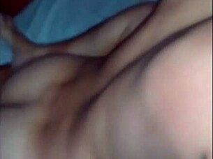 Sleduji svou mladou 18+ ženu, jak ji dva chlapi sdílejí v cuckold creampie