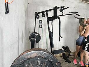 Meu personal, fuck me so good with that big cock in wet anal sex at the gym!