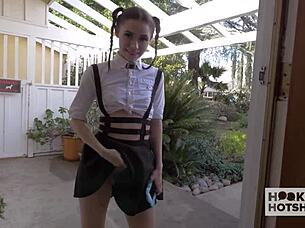 Kráska Lucie Kline olizuje velký lízátko po face sperma v plným videu