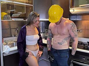 Esposa caliente cheats on husband with albañil in intense cuckold domination session