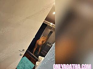 I spied on my sexy neighbor in the shower 🚿😏