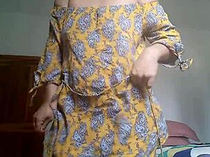 correte conmigo morena mexicana desvistiendose y masturbandose mientras habla toda exitada