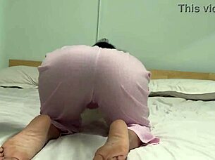 Amateur girl with juicy ass does workout before sleeping.