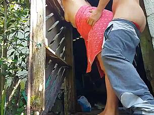 chuveiro não funciona mulher casada pede ajuda ao zelador da fazenda usando apenas uma toalha e paga com sexo