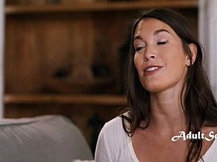 Tarot reader dives into wet pussy licking with her crushing roommates in steamy lesbian action! 💦