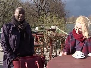 راجل عاجز يساعد أسمر ينيك مراته في طيزها ثم يلحس اللبن من كسها!