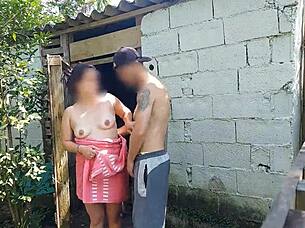 chuveiro não funciona mulher casada pede ajuda ao zelador da fazenda usando apenas uma toalha e paga com sexo