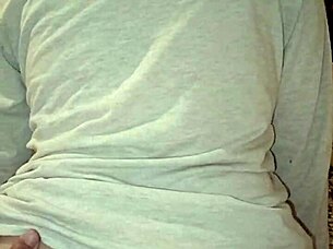 Estaba muy solita y le pedí a mi vecino que me haga compañía con su polla