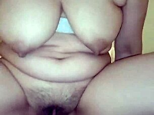 Estaba muy solita y le pedí a mi vecino que me haga compañía con su polla