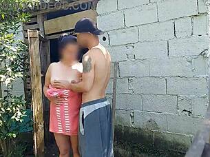 chuveiro não funciona mulher casada pede ajuda ao zelador da fazenda usando apenas uma toalha e paga com sexo