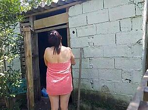 chuveiro não funciona mulher casada pede ajuda ao zelador da fazenda usando apenas uma toalha e paga com sexo