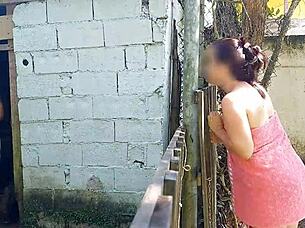 chuveiro não funciona mulher casada pede ajuda ao zelador da fazenda usando apenas uma toalha e paga com sexo