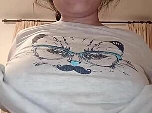 Estaba muy solita y le pedí a mi vecino que me haga compañía con su polla