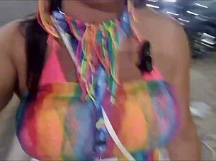 sem pau no carnaval com essa latina exibindo no carro