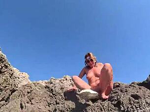 Hot Milf Enjoys Intense Underwater Sex with Juicy Pussy Licking and Deep Penetration in Pool