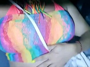 sem pau no carnaval com essa latina exibindo no carro