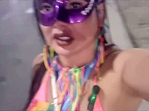sem pau no carnaval com essa latina exibindo no carro