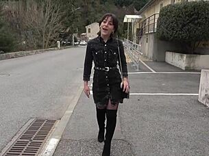 I met Mania, 20-year-old dental assistant from Ventabren 13