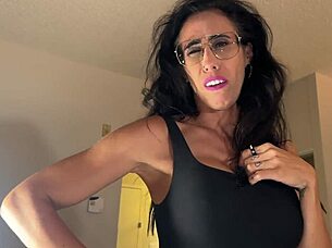 Naughty Cougar Candice Cum Delivers Quick Blowjob Thrill