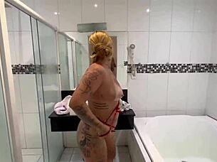 loira linda tenta fugir da rola quando tentei colocar no cuzinho dela