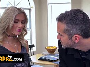 pastorji učijo svoje kurbe zapeljevanja pred kamero z grupnim jebanjem v tabu orgiji maledom v bordelu