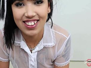 ei, minha meia-irmã mestiça me fazendo um boquete, age de tímida mas adora dar pra geral com deepthroat asiático