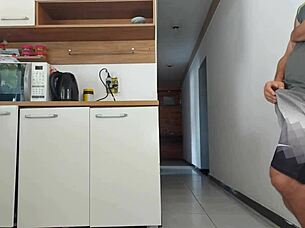 OMG sexo arriscado com amigo enquanto marido no banho quase pegos 😱🍑