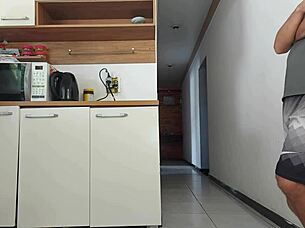 OMG sexo arriscado com amigo enquanto marido no banho quase pegos 😱🍑